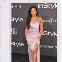 Salah satu ciri khas yang membuat tampilannya semakin seksi adalah alis yang meliuk sempurna dan rambut panjang. Foto: Instagram @ddlovato