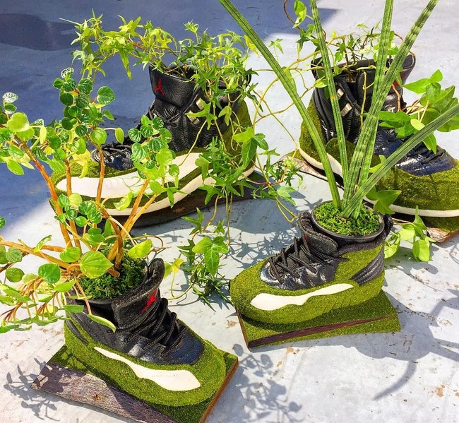 Karya Kosuke kini tidak hanya dijadikan instalasi atau dipamerkan, tapi juga dijual. Foto: Instagram/@shoetree_2016