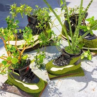 Karya Kosuke kini tidak hanya dijadikan instalasi atau dipamerkan, tapi juga dijual. Foto: Instagram/@shoetree_2016