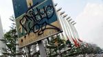 Bendera Lusuh Peserta Asian Games Berkibar di Jalanan Jakarta