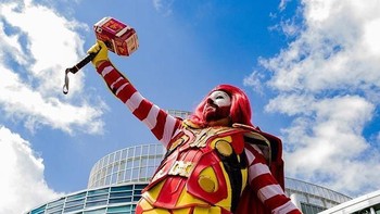 Cosplayer Brandon Isaacson merupakan penggagas kelompok cosplay ini. Ia membuat kostum McThor yang menggabungkan aestetik maskot McDonald, Ronald McDonald dengan Thor. McThor adalah pemimpin dari McVengers. Foto: Instagram @McVengers
