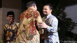 Senyum SBY Sambut Zulkifli dan Elite PAN di Depan Rumah