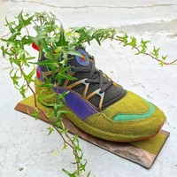 Seniman asal Tokyo, Jepang, mengumpulkan sepatu-sepatu tak terpakai dan membuatnya jadi karya seni unik. Sepatu dari berbagai merek ternama ia jadikan pot tanaman. Foto: Instagram/@shoetree_2016