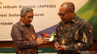Direktur Utama BPJS Ketenagakerjaan Agus Susanto berbincang dengan Gubernur Sulawesi Barat Ali Baal Masdar usai penandatanganan perjanjian hibah tanah.