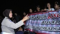 Spanduk yang mereka bawa bertuliskan Terima Kasih Basuki-Djarot.