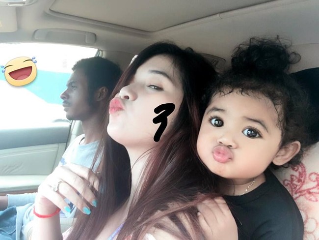 Pasangan yang berasal dari Phnom Penh, Kamboja ini saling jatuh cinta sejak 2014. Kini mereka pun telah memiliki seorang putri. Foto: Facebook