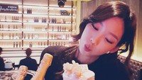 Cantiknya! Taeyeon saat sedang berfoto dengan cake berwarna putih yang cantik. Foto: Instagram @taeyeon_ss
