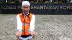 Tuntut Kasus Newmont , Pria Merantai dan Memborgol Diri