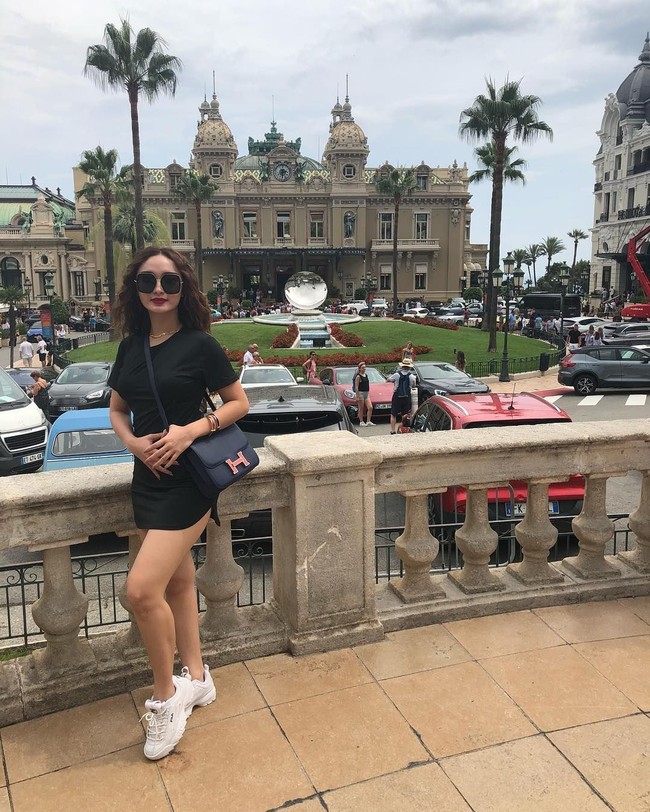 Dari Paris, Zaskia melanjutkan liburannya ke Monaco. Kali ini penyanyi dangdut 28 tahun itu tampil dengan mini dress hitam yang mengekspos kakinya. Dia melengkapi penampilannya dengan sneakers Fila yang tengah jadi tren dan tas Hermes. Sneakers yang dipakainya merupakan seri Fila Disruptor II dan dijual seharga US$ 70 atau sekitar Rp 1 jutaan. Sedangkan tas Hermesnya merupakan seri Hermes Constance seharga Rp 200 jutaan. Foto: Instagram