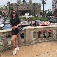 Dari Paris, Zaskia melanjutkan liburannya ke Monaco. Kali ini penyanyi dangdut 28 tahun itu tampil dengan mini dress hitam yang mengekspos kakinya. Dia melengkapi penampilannya dengan sneakers Fila yang tengah jadi tren dan tas Hermes. Sneakers yang dipakainya merupakan seri Fila Disruptor II dan dijual seharga US$ 70 atau sekitar Rp 1 jutaan. Sedangkan tas Hermesnya merupakan seri Hermes Constance seharga Rp 200 jutaan. Foto: Instagram