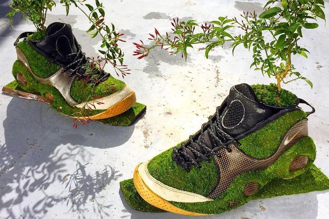 Dijelaskan Kosuke, semua sneakers dalam proyek seninya merupakan model vintage yang telah lama dirilis dan mulai rusak ataupun usang termakan waktu. Foto: Instagram/@shoetree_2016