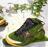 Dijelaskan Kosuke, semua sneakers dalam proyek seninya merupakan model vintage yang telah lama dirilis dan mulai rusak ataupun usang termakan waktu. Foto: Instagram/@shoetree_2016