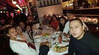 Wanita dengan sapaan akrab Simi ini ikut dalam jiu-jitsu kelas 62 kg. Ia berusaha turunkan berat badan untuk hal ini. Dilihat di Instagramnya, Simi sering makan bareng keluarga seperti dalam foto ini. Foto: Instagram simonejuliaa
