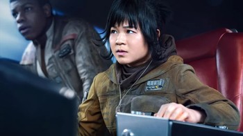Kelly Marie Tran. Meski tidak menghilangkan akun Instagramnya, pemeran Rose Tico dalam Star Wars: Last Jedi ini menghilangkan semua postingannya dan hanya meninggalkan pesan di bio Instagram Takut, tapi tetap melakukannya. Ia meninggalkan Instagram karena pelecehan yang terus menerus dilakukan oleh netizen terhadap perannya pada Star Wars: The Last Jedi. Foto: CNET