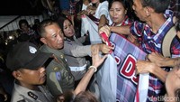 Polisi meminta mereka untuk melipat spanduk yang dibawanya.