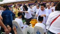 Sehari sebelumnya, mereka mencukur habis rambut mereka sebagai persiapan untuk menjadi biksu. Hanya 11 remaja yang ditahbiskan menjadi biksu, karena satu remaja lainnya yang bernama Adul Sam-on (14) beragama Kristen. Foto: REUTERS/Stringer