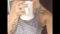 Beberapa tahun yang lalu, pelantun lagu Neon Lights itu sering mengunggah momen kopi pagi tanpa riasan wajah. Kamu suka Demi dengan riasan atau tanpa riasan?Foto: Instagram ddlovato