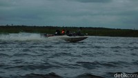 Waktu tempuhnya sekitar 30 menit. Perjalanan dimulai sekitar 12.00 WIT, dan tiba sekitar 12.30 WIT. Meski hanya memakan waktu 30 menit, perjalanan sangat memacu adrenalin. Speed boat yang melaju kencang ditambah gelombang air, membuat tubuh sulit menjaga keseimbangan.
