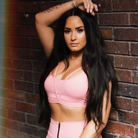 Terlihat glamour dan seksi ketika di karpet merah, Demi pun sering tampil sporty. Apalagi ia menjadi brand ambassador sebuah merek olahraga milik aktris Kate Hudson. Foto: Instagram @ddlovato