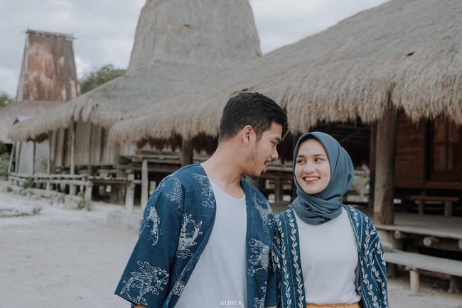 Dwi Handa dan Putra memilih outer berwarna senada dengan motif sedikit berbeda untuk tampil kompak. Gaya mereka bisa kamu tiru untuk acara kasual hingga formal. Foto: Instagram/Dwihandaa
