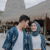 Dwi Handa dan Putra memilih outer berwarna senada dengan motif sedikit berbeda untuk tampil kompak. Gaya mereka bisa kamu tiru untuk acara kasual hingga formal. Foto: Instagram/Dwihandaa