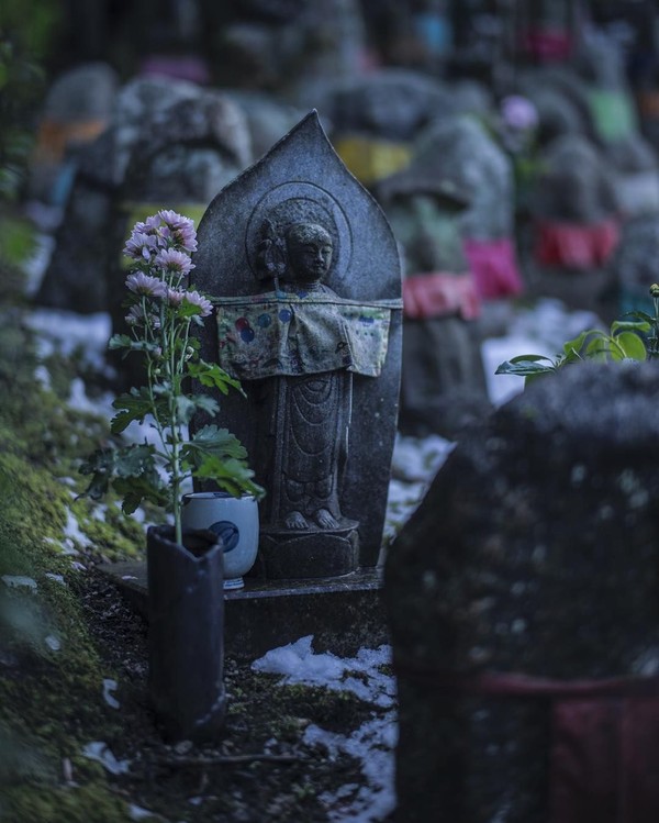 Oleh karena itu dibuatlah patung Jizo. Jizo dipercaya akan membantu jiwa anak-anak tersebut dengan menyembunyikan mereka di balik jubahnya. Sehingga anak-anak tersebut bisa sampai ke akhirat. (feel_kiyomizudera/Instagram) Oleh karena itu dibuatlah patung Jizo. Jizo dipercaya akan membantu jiwa anak-anak tersebut dengan menyembunyikan mereka di balik jubahnya. Sehingga anak-anak tersebut bisa sampai ke akhirat. (feel_kiyomizudera/Instagram)