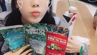 Imutnya, Taeyeon terlihat sedang menikmati es kopi d salah satu kafe sambil membaca selembaran kertas. Foto: Instagram @taeyeon_ss