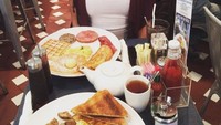 Sarapan Simi tergolong berat nih! Wanita bertato ini memilih waffle, pancake, ham hingga telur sebagai santapan pagi. Foto: Instagram simonejuliaa