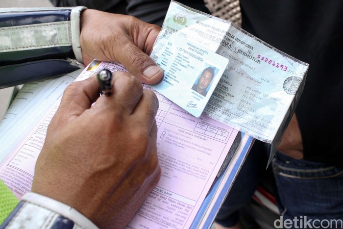 Polisi bersama Badan Pajak dan Retribusi Daerah melakukan razia bersama di Jalan Lingkar Luar, Jakarta Barat. Polisi merazia pengendara yang telat pajak.