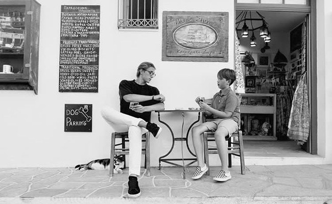 Pangeran Alexios dari Yunani bermain kartu dengan adik kecilnya di Pulau Sifnos, Yunani. Foto: Instagram