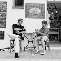 Pangeran Alexios dari Yunani bermain kartu dengan adik kecilnya di Pulau Sifnos, Yunani. Foto: Instagram