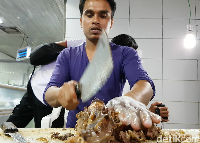 Sedap! Kepala Kambing  Panggang Bertabur Rempah Khas Timur Tengah