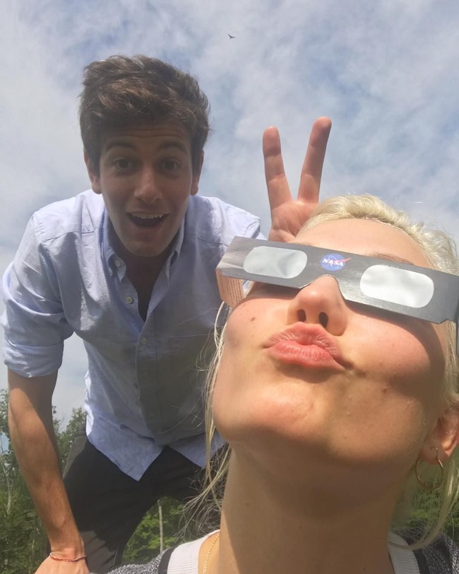 Beberapa jam setelah kabar pertunangan, Karlie memamerkan cincin berlian besar di jari manisnya. My phone is blowing up with the sweetest messages from loved ones, tulisnya. Foto: Dok. Instagram/Karlie Kloss