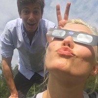 Beberapa jam setelah kabar pertunangan, Karlie memamerkan cincin berlian besar di jari manisnya. My phone is blowing up with the sweetest messages from loved ones, tulisnya. Foto: Dok. Instagram/Karlie Kloss