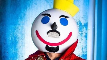 Kostum buatan cosplayer Jeff Petty ini menggabungkan karakter Dr. Strange dengan maskot dari waralaba fast food Jack In the Box. Ciptaannya ini disebut Dr. Strange Box. Foto: Instagram @McVengers