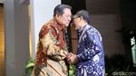 Senyum SBY Sambut Zulkifli dan Elite PAN di Depan Rumah