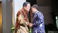 SBY dan Zulkifli langsung berjabat tangan. Keduanya juga cipika cipiki.