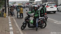 Beberapa ojol juga nekat melawan arah.