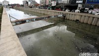 Pada 2016 lalu, Pemprov DKI juga baru saja memasang turap di pinggiran sungai. Rengga Sencaya/detikcom.