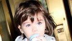 Pose Makan si Cantik Suri Cruise, Putri Tom Cruise yang Kini Beranjak Remaja