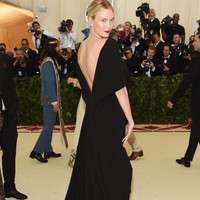 Karlie Kloss bukan model biasa yang hanya bermodal wajah cantik dan tubuh tinggi semampai. Karlie juga dikenal pintar. Ia sempat meninggalkan dunia modeling demi kuliah di New York University pada 2015. Foto: Dok. Getty Images