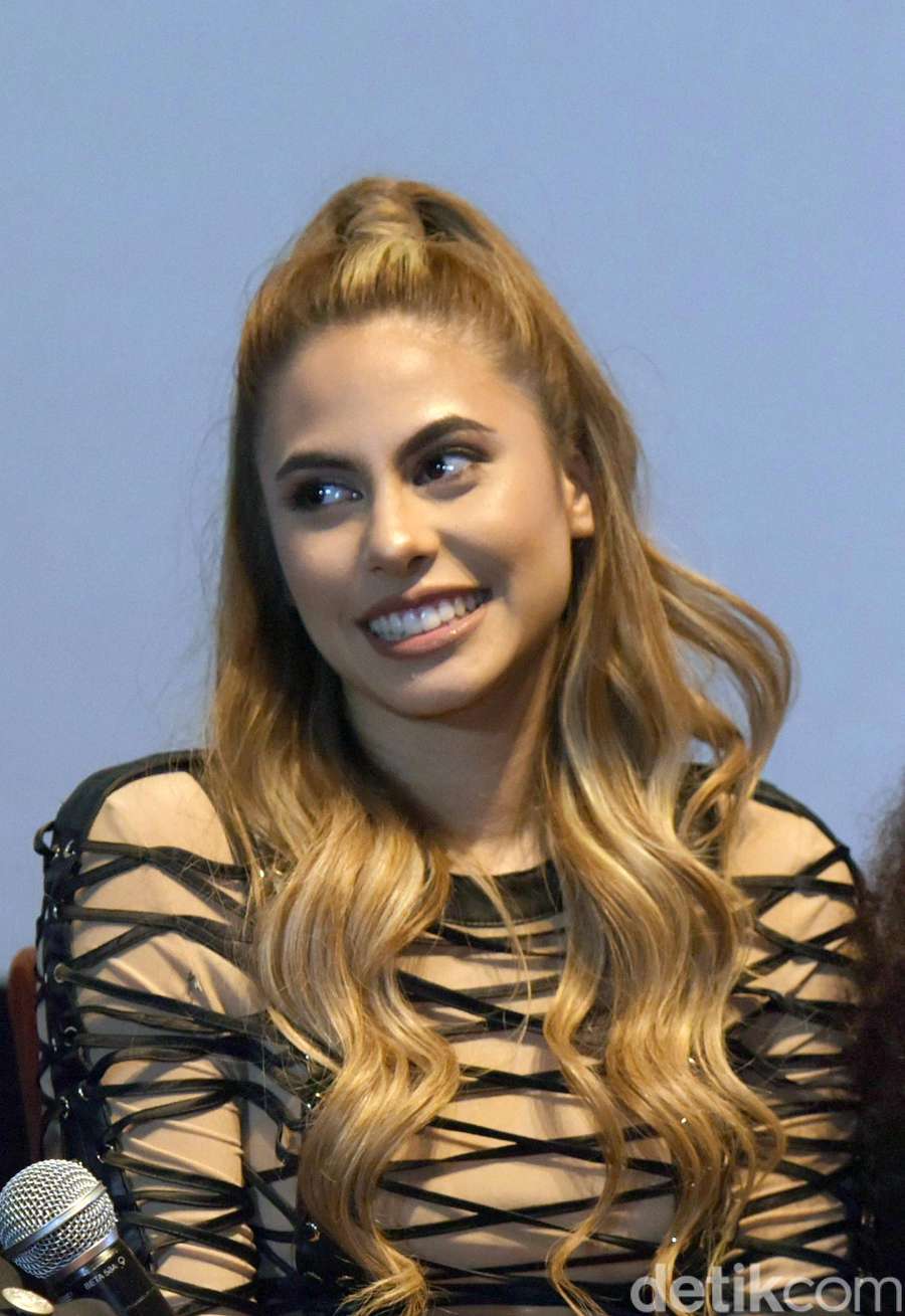 Gaya Seksi Valerie Thomas