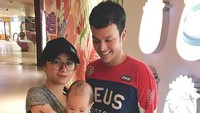 Ini dia Tyo Anak Bintang yang mencuri perhatian publik. Ia memposting foto bersama Dara The Virgin saat mengendong anak kecil. Foto: Dok. Instagram/tyoab