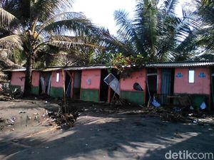 Gelombang Tinggi Rusak Bangunan di Wisata Widarapayung Cilacap