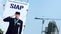Baliho tersebut tampak mencolok.