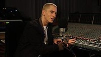 Penyanyi rap  terkenal Eminem atau yang memiliki nama asli Marshall Bruce Mathers III pernah mengalami overdosis tahun 2007, beruntung nyawanya bisa diselamatkan. (Foto: BBC)