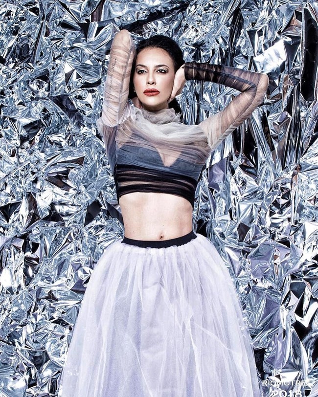 Menjalani pemotretan bersama Rio Motret, Sophia Latjuba tampil seksi dengan atasan transparan dari desainer Hiantjen. Dia pun bergaya dengan migraine pose. Foto: Instagram