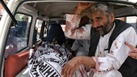 Setidaknya 24 orang, termasuk tiga polisi dan dua anak-anak tewas dalam serangan bom bunuh diri di luar tempat pemungutan suara di dekat Timur Bypass di Queta, Pakistan, Rabu (25/7/2018). Naseer Ahmed/Reuters.