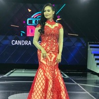 Gaun merah berpotongan mermaid dan detail lace yang menghiasi hampir seluruh busana membuat penampilan Iis Dahlia tampak glamour. Foto: Instagram @ isdadahlia