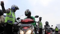 Dalam razia ini, polisi juga memberhentikan pengendara yang plat nomornya mati dan telat pajak.